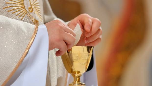 ✝️ WHY DO PRIESTS DRINK THE PRECIOUS BLOOD WHILE THE FAITHFUL RECEIVE ONLY THE BODY OF CHRIST?